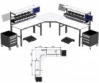 Rohové pracoviště Treston tvořené pracovními stoly TPH a rohovou částí, držáky na přihrádky a monitor, ocelovými skříňkami a podpěrou nohou.